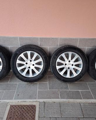 4 Gomme invernali 185/65 R15 con cerchi MOMO
