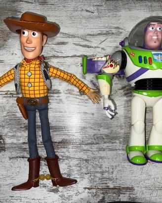 Woody e Buzz Lightyear ( Toy Story) 