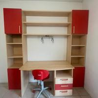 Scrivania con libreria e sedia girevole