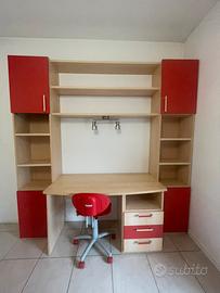 Scrivania con libreria e sedia girevole