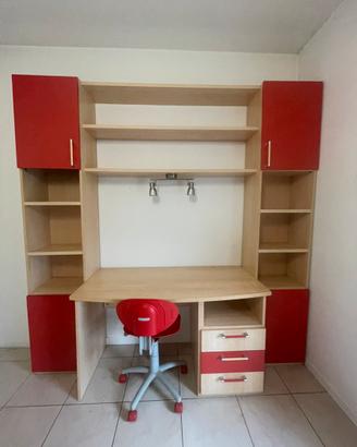 Scrivania con libreria e sedia girevole