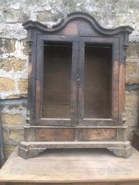 Vetrina bassa siciliana dell'ottocento