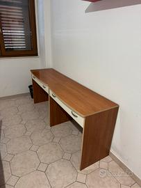 Scrivania con cassetto