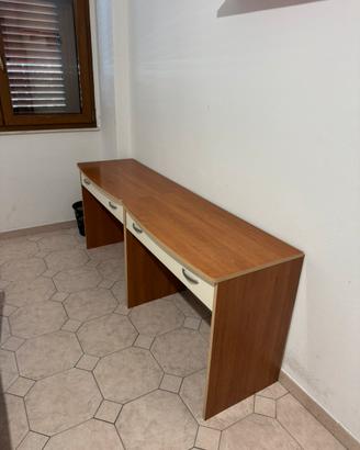 Scrivania con cassetto