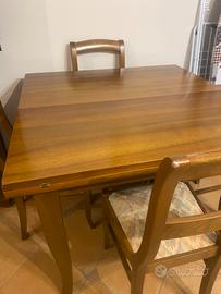 Tavolo allungabile con 4 sedie  in noce