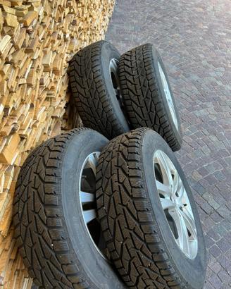 4 gomme invernali Taurus 225/65 R17 106H