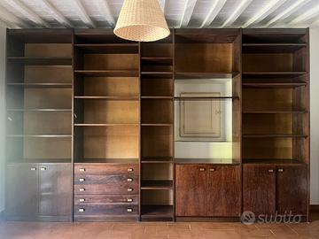Libreria in legno scuro