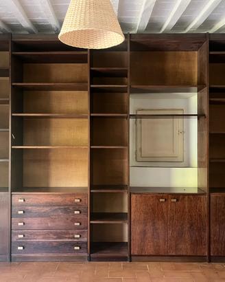Libreria in legno scuro