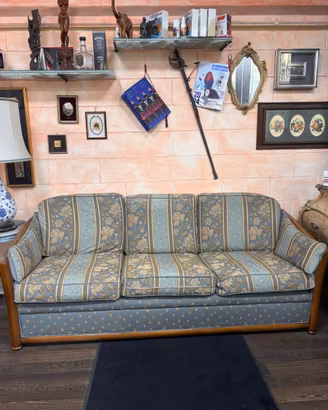 Mobili Classici d'Arredo e Antiquariato - Divani,