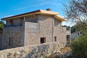 villa indipendente in pietra 