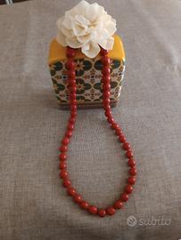 Collana in  pasta di corallo rossa.