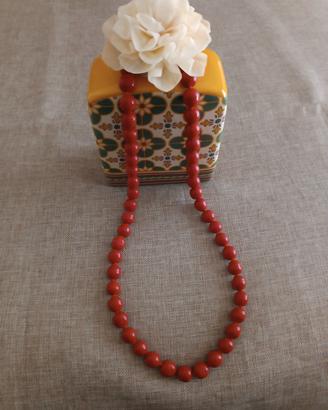 Collana in  pasta di corallo rossa.