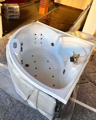 Vasca idromassaggio triangolare Novellini 140X140