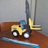 Carrello elevatore giocattolo vintage