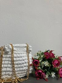 Pochette bianca a uncinetto