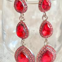 Orecchini pendenti con strass rosa