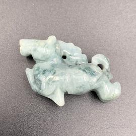 Ciondolo a forma di cavallo in giada intagliata.