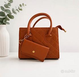 Borsa a mano trapuntata marrone con pochette