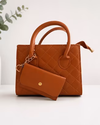 Borsa a mano trapuntata marrone con pochette