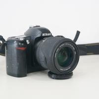 Reflex digitale Nikon D70 con zoom 18-50 sigma