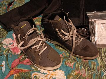 Giacca, Jeans e Sneakers da moto