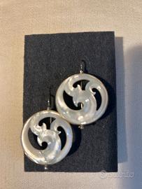 orecchini in argento e madreperla