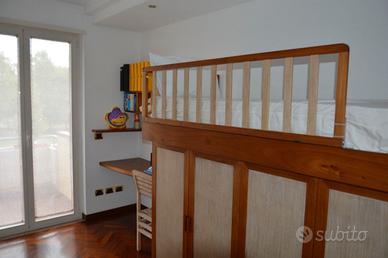 Cameretta in legno a soppalco per bambini