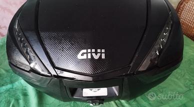 Bauletto Givi V47 nero con cover finitura carbon.