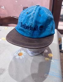 Il cappellino  è un modello vintage  timberlan