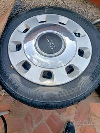 4 gomme muniti di cerchi e borchie fiat 500  