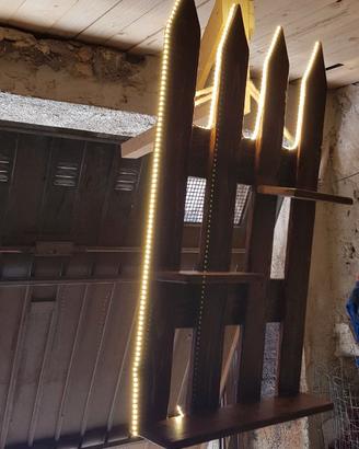 Bacheca in faggio illuminata