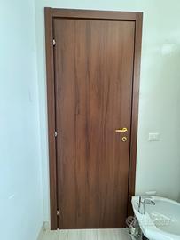 Cinque  porte color noce scuro con maniglie oro