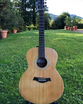 chitarra acustica di liuteria