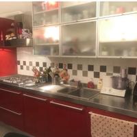 Cucina rosso scuro e grigio