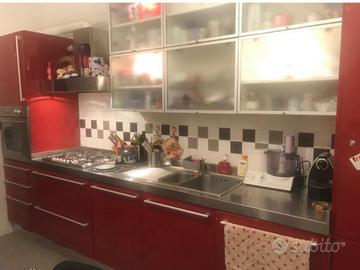 Cucina rosso scuro e grigio