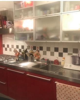 Cucina rosso scuro e grigio