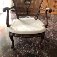 Antica sedia in legno con braccioli poltroncina