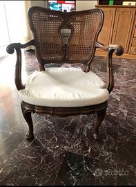 Antica sedia in legno con braccioli poltroncina