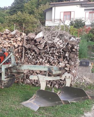 Aratro trattore