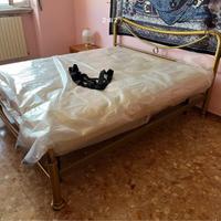 Letto in ottone in bagno d’oro