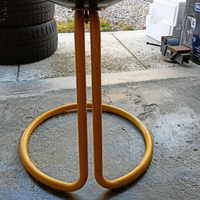 Sgabello con seduta da trattore d'epoca