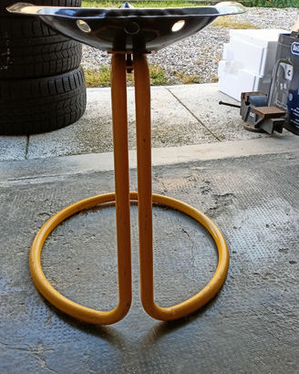 Sgabello con seduta da trattore d'epoca