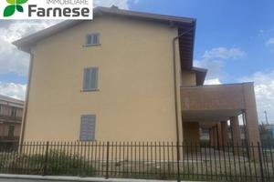 Appartamento di 170 m² con 5 locali e box auto a R