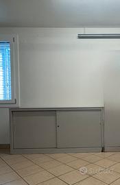 Armadio basso in metallo con ante scorrevoli cm 18