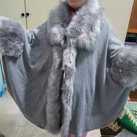 mantella o un poncho con finiture in pelliccia 