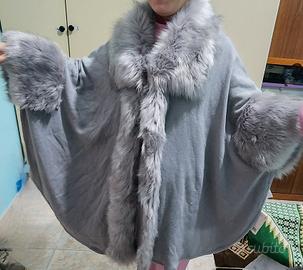 mantella o un poncho con finiture in pelliccia 