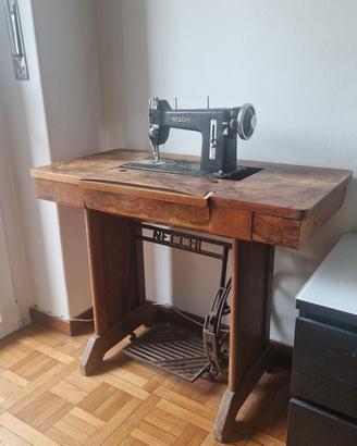 Macchina da cucire Necchi con mobiletto vintage
