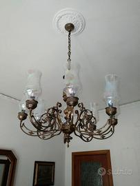 Lampadario classico in metallo lavorato con vetri 