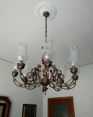 Lampadario classico in metallo lavorato con vetri 