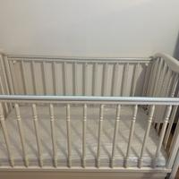 Lettino Pali con materasso e paracolpi.